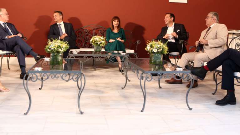 Προεδρικό Μέγαρο: Τα &quot;πηγαδάκια&quot; και οι συζητήσεις των πολιτικών αρχηγών στο κιόσκι