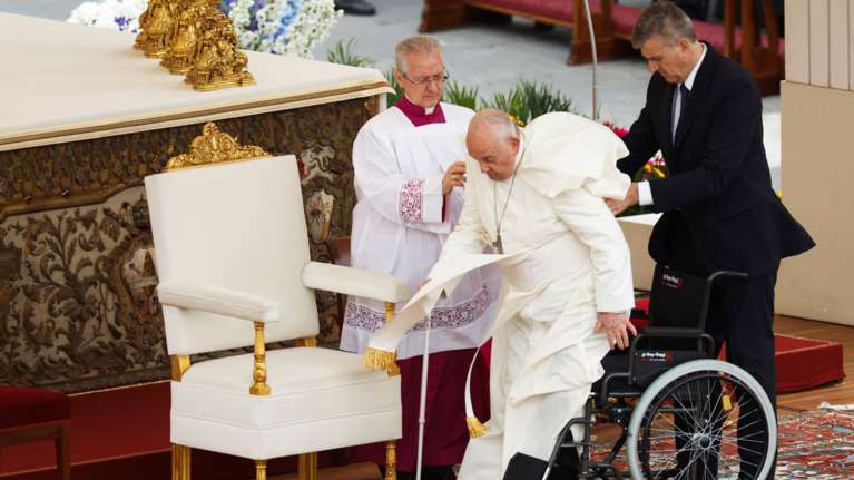 Ιταλία: Σταθερή η κατάσταση του πάπα Φραγκίσκου, σύμφωνα με το Βατικανό