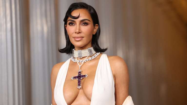 Σάλος με την Κιμ Καρντάσιαν που φόρεσε τον σταυρό Attallah της πριγκίπισσας Νταϊάνα- "Το μετέτρεψε σε χυδαίο"