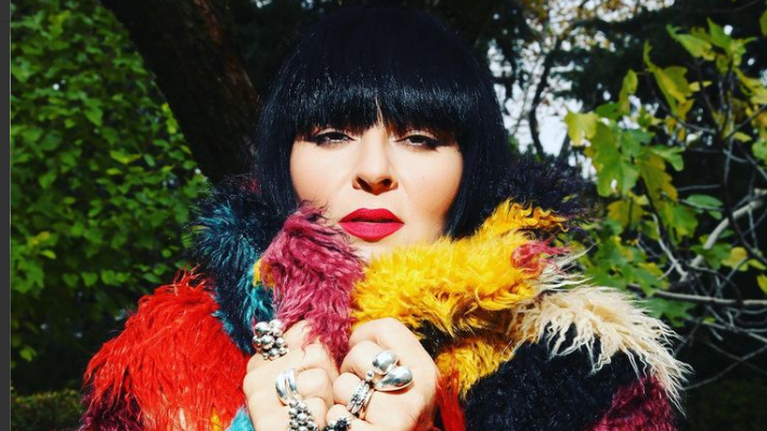 Ζενεβιέβ Μαζαρί: Νύφη στην Κίμωλο με λουλούδια στα μαλλιά και boho νυφικό [Εικόνες]