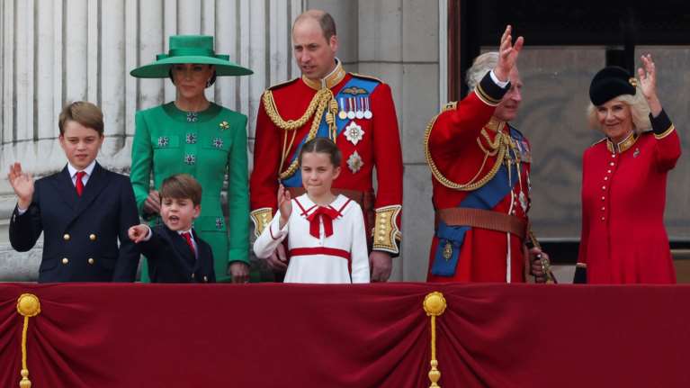 &quot;Τράκαραν&quot; τα πριγκιπόπουλα: Το ατύχημα της Σάρλοτ και του Λούις πάνω στο μπαλκόνι του Μπάκιγχαμ