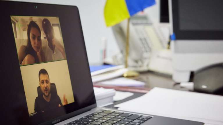 Το &quot;ευχαριστώ&quot; του Ζελένσκι σε Μίλα Κούνις και Άστον Κούτσερ - Συγκέντρωσαν 35 εκατ. δολάρια για Ουκρανούς πρόσφυγες