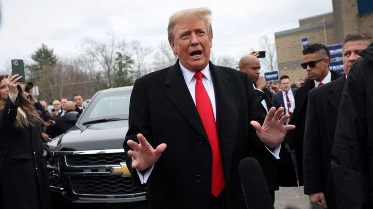 Επικράτηση Τραμπ στις εσωκομματικές εκλογές των Ρεπουμπλικανών στο Νιου Χάμσαϊρ - Παραμένει στην κούρσα η Νίκι Χέιλι