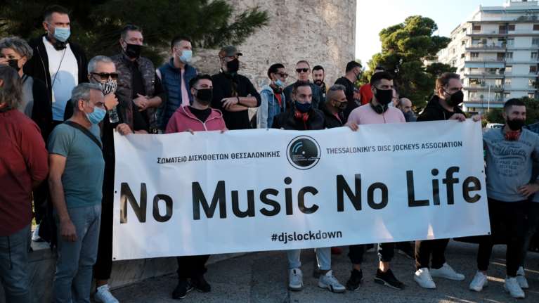 Θεσσαλονίκη: Συγκέντρωση διαμαρτυρίας από τους dj&#39;s για την απαγόρευση της μουσικής στην εστίαση [Εικόνες - Βίντεο]