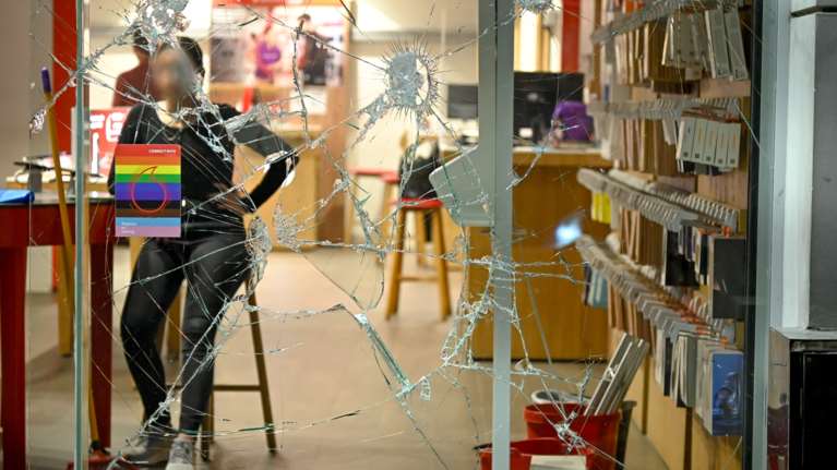 Καταδρομική επίθεση με ρόπαλα και πέτρες στην πλατεία Κυψέλης - Φθορές σε καταστήματα [εικόνες]