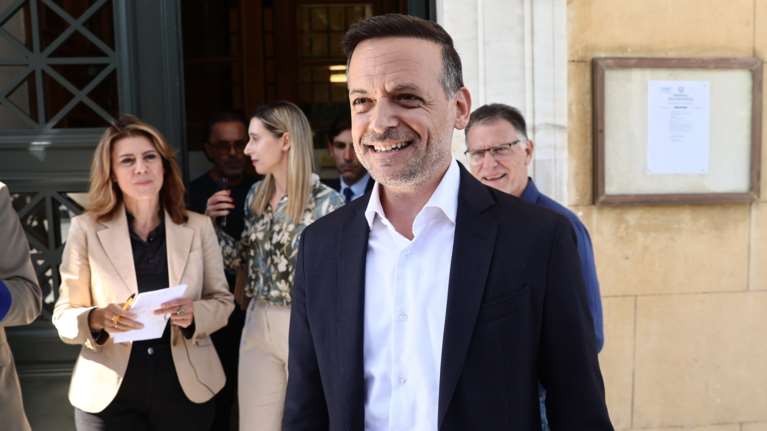 Δούκας εναντίον Κεφαλογιάννη για τα γκράφιτι στην Αθήνα: &quot;Ταυτίζεστε με τον πρέσβη του Ισραήλ&quot;