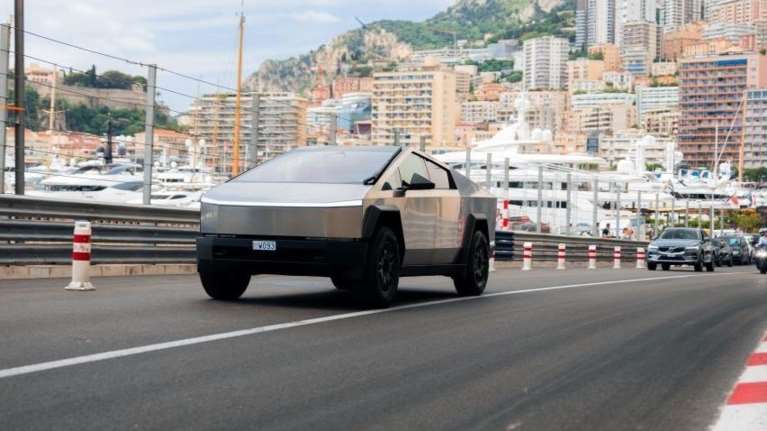 Ο Αλβέρτος του Μονακό πήρε το πρώτο Tesla Cybertruck στην Ευρώπη (εικόνες)