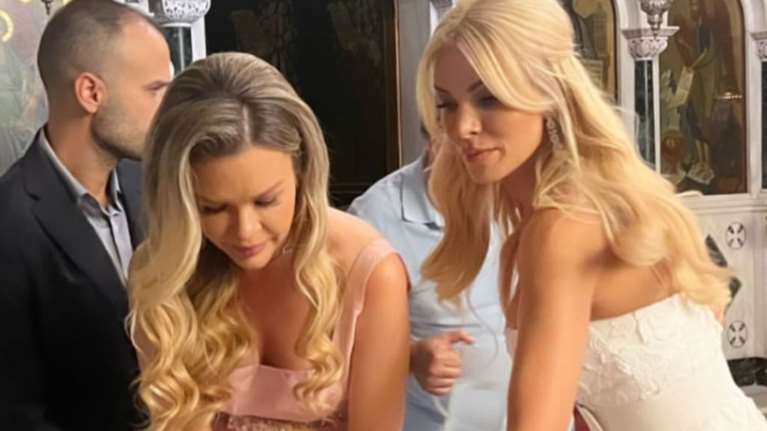 Ξανά νονά η Κατερίνα Καινούργιου: Το λευκό φόρεμα, η συγκίνηση και η διάσημη κουμπάρα της [εικόνες]