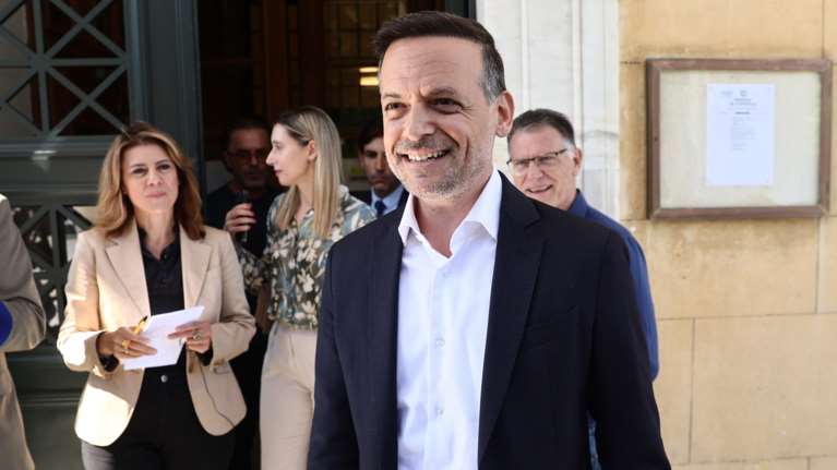 Ειρωνική απάντηση Δούκα στα σχόλια για το τροχαίο: Δέντρο έτρεχε με ταχύτητα και έπεσε σε νταλίκα - Φυσικά, φταίει ο Δήμαρχος