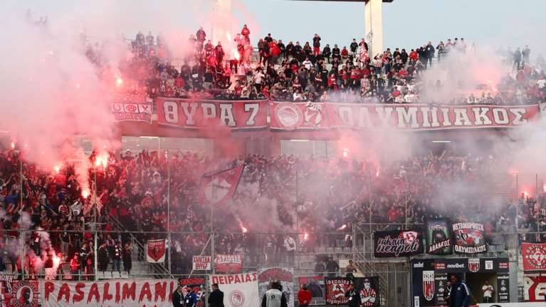 Ολυμπιακός - Βόλος: Διακοπή του αγώνα, σοβαρά επεισόδια και οργή Μπέου - Τι συνέβη στο Πανθεσσαλικό, τι λέει η ΕΛ.ΑΣ
