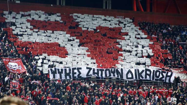Ολυμπιακός-ΑΕΚ: Κορεό για τους 57 νεκρούς των Τεμπών από τη "Θύρα 7"