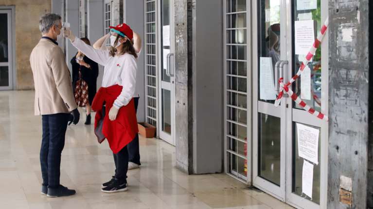 Η Ένωση Δικαστών και Εισαγγελέων ζητά να μην μπουν οι πύλες ψεκασμού και απολύμανσης στα δικαστήρια