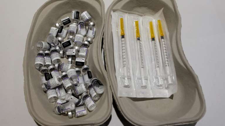 Γαλλία: Ανακοινώνει αναμνηστικές δόσεις εμβολίων για όλους τους ενήλικους