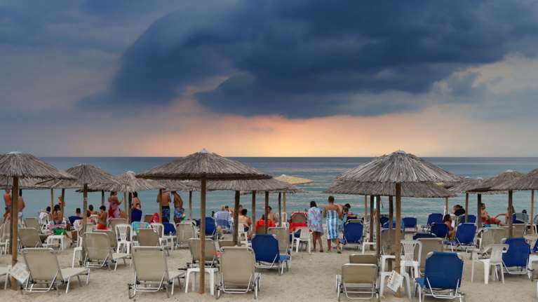 Απομάκρυναν ομπρέλες και ξαπλώστρες από παραλία στη Χαλκιδική, μετά από καταγγελίες των κατοίκων