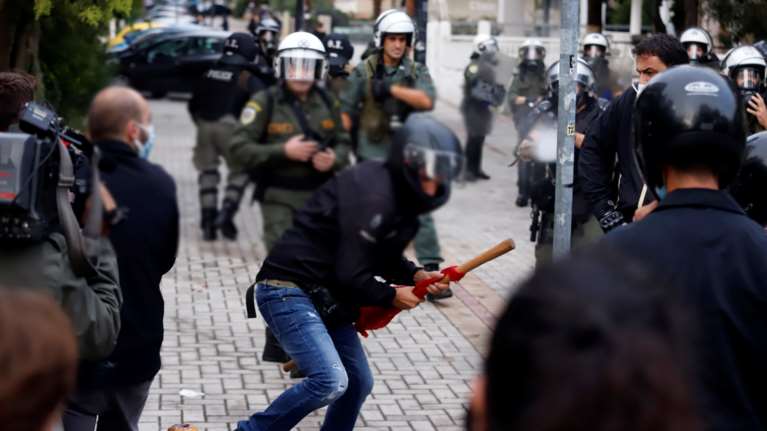 ΕΠΑΛ Σταυρούπολης: Νέα σοβαρά επεισόδια με χρυσαυγίτες - Πετροπόλεμος και χημικά πριν το αντιφασιστικό συλλαλητήριο [Βίντεο]