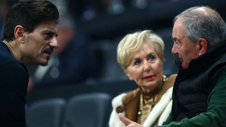Κώστας Καραμανλής: Σπάνια εμφάνιση στο ΟΑΚΑ για να δει μπάσκετ - Δίπλα του η Δέσποινα Γιαννακοπούλου [εικόνες]