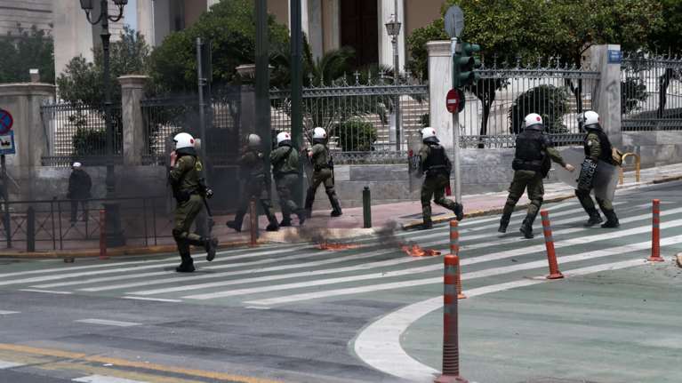 Σύνταγμα: Επεισόδια και εκρηκτικές μολότοφ στις συγκεντρώσεις για την Πρωτομαγιά - Τραυματίστηκε μια αστυνομικός