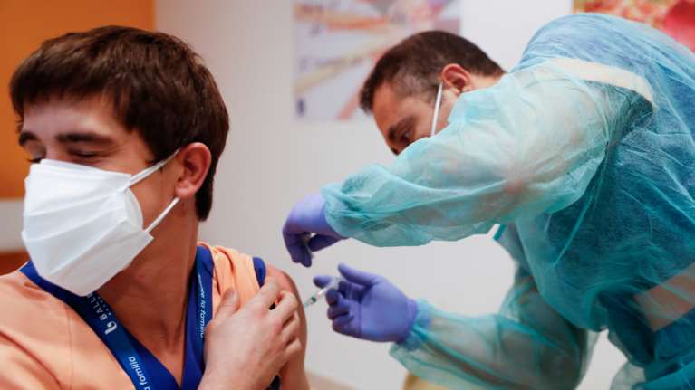 Iσπανία: "Πράσινο φως" στην τέταρτη δόση για τις πολύ ευπαθείς ομάδες