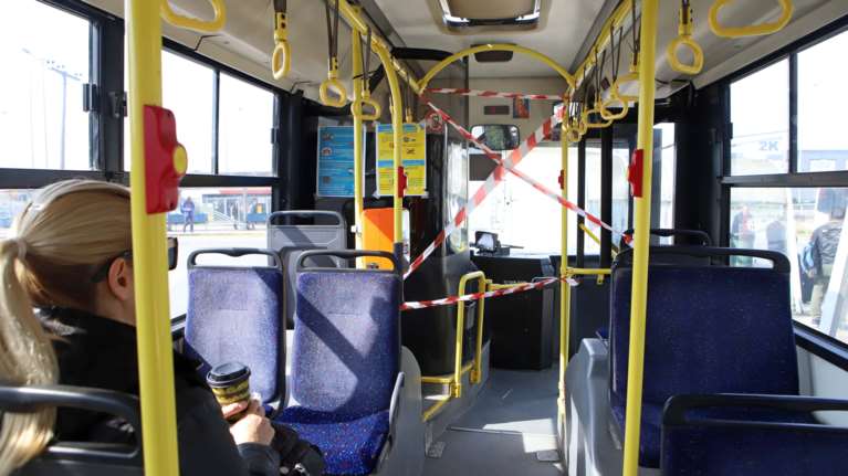 Χειροπέδες σε έφηβο που δε φορούσε μάσκα σε λεωφορείο - Πρόστιμο και σε οδηγό τρόλεϊ