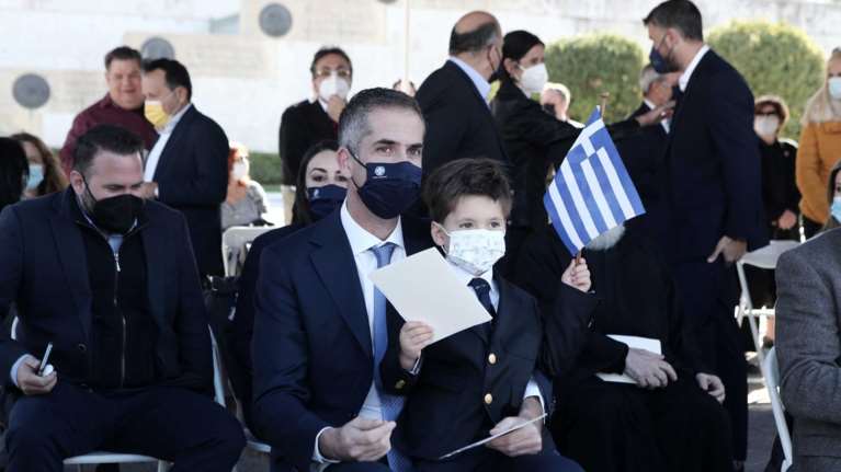 Κώστας Μπακογιάννης: Με τον μικρό του γιο στην παρέλαση στο Σύνταγμα - Με κοστούμι ο 4χρονος Δήμος [εικόνες]