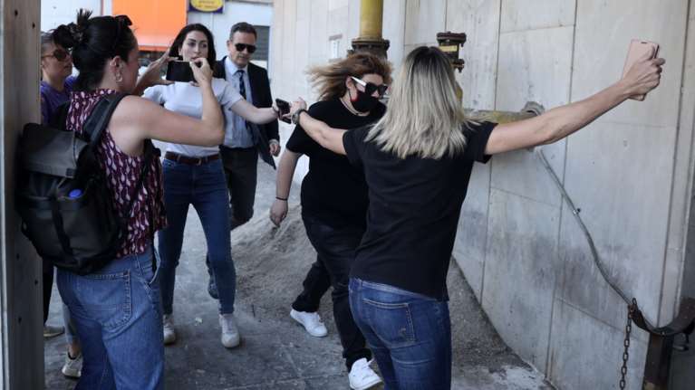 Στη ΓΑΔΑ η Δήμητρα Πισπιρίγκου από την πίσω πόρτα - Τη γιούχαραν συγκεντρωμένοι [εικόνες - βίντεο]