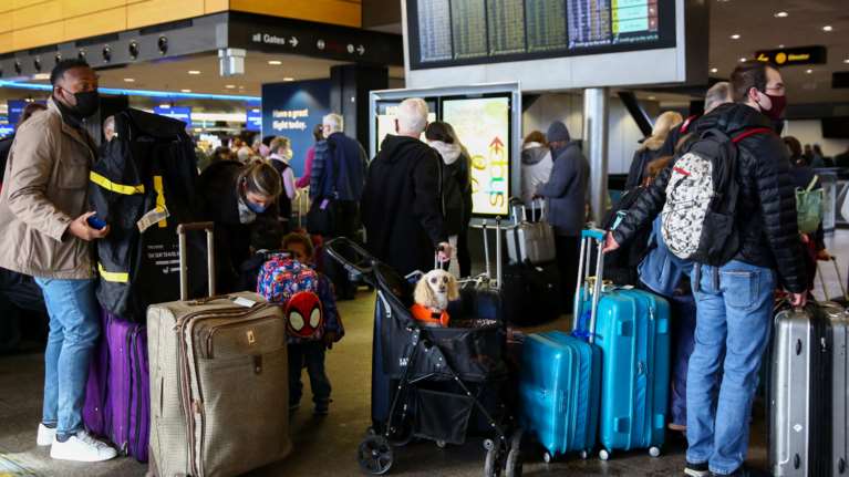 ΗΠΑ: Χάος στα αεροδρόμια - Ακυρώθηκαν 2.600 πτήσεις λόγω μετάλλαξης Όμικρον και κακοκαιρίας