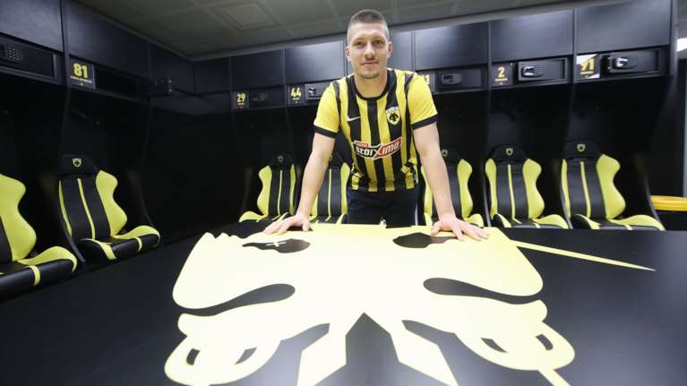 ΑΕΚ: Εβαλε τα κιτρινόμαυρα ο Λούκα Γιόβιτς - Υπέγραψε για δύο χρόνια ο Σέρβος επιθετικός