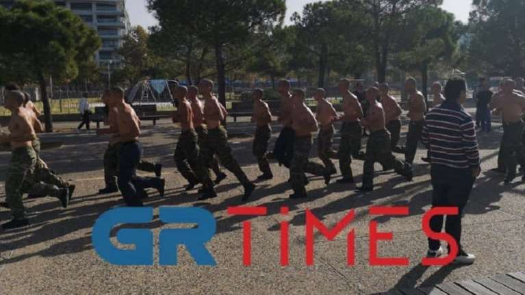 Η στιγμή που ημίγυμνοι ΟΥΚάδες κάνουν γυμναστική στην Νέα Παραλία Θεσσαλονίκης [Εικόνες, βίντεο]