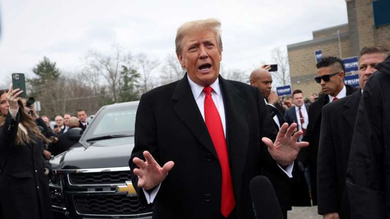 Αποζημίωση 83 εκατομμυρίων δολαρίων θα καταβάλλει ο Τραμπ στη γυναίκα που τον καταγγέλλει για βιασμό