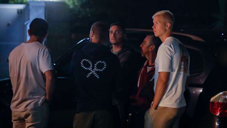 Συντετριμμένοι παίκτες και παράγοντες του Παναθηναϊκού έξω από το σπίτι του Τζορτζ Μπάλντοκ [εικόνες]