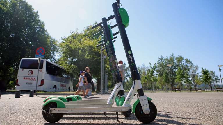 Στο ΚΑΤ ο 15χρονος μετά το τροχαίο: &quot;Θα τον ξυπνήσουν σήμερα, έχω αγωνία να μάθω ότι άνοιξε τα ματάκια του&quot; λέει η μητέρα του