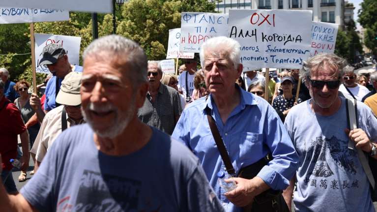 Πότε καταβάλλονται οι συντάξεις Αυγούστου - Οι ημερομηνίες ανά Ταμείο