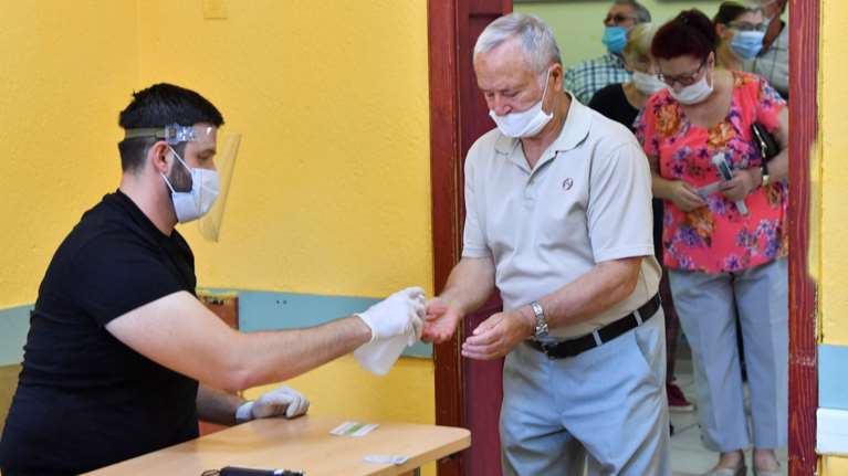 Βόρεια Μακεδονία: Έκλεισαν οι κάλπες - Χαμηλή η συμμετοχή υπό τον φόβο του κορονοϊού