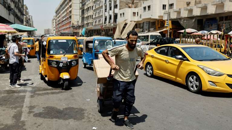 Καύσωνας στο Ιράκ: Στους 51 βαθμούς ο υδράργυρος - &#39;Μαρτύριο&quot; οι δουλειές σε εξωτερικούς χώρους, ρεύμα &quot;με το σταγονόμετρο&quot;