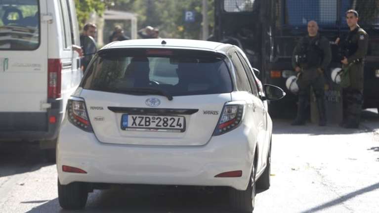 Μάνδρα: &quot;Εκπυρσοκρότησε το όπλο&quot;, λέει ο δικηγόρος του 14χρονου που σκότωσε καταλάθος τον αδερφό του