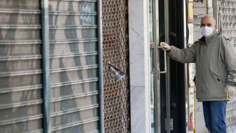 Μέτρα για τον κορονοϊό: Ποιοι εργαζόμενοι δικαιούνται τα 800 ευρώ– Παρατείνεται το επίδομα ανεργίας