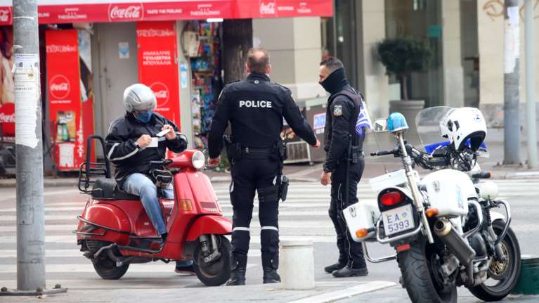 Μπαράζ ελέγχων της αστυνομίας: &quot;Καθιστό&quot; take away στην Κρήτη, παράνομη λειτουργία γυμναστηρίων και... παντοπωλείων