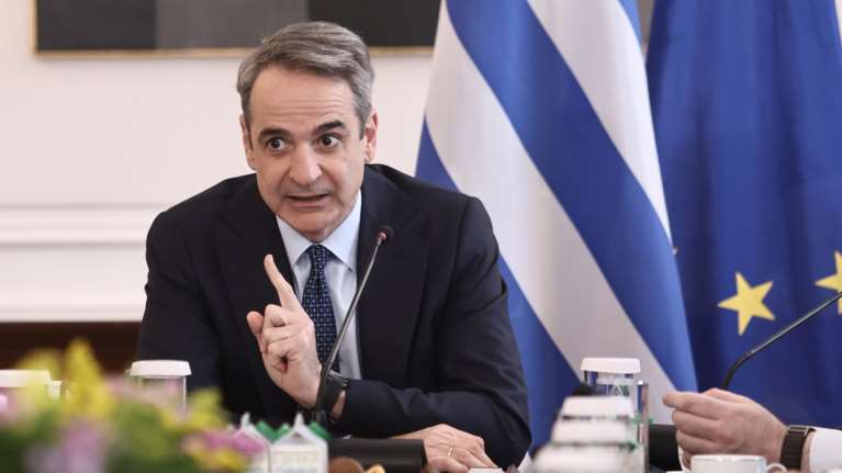 Το Μαξίμου βάζει φρένο στην παροχολογία και βγάζει κίτρινη κάρτα στους υπουργούς που πλειοδοτούν