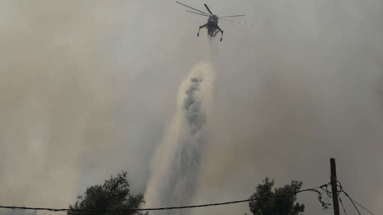 Φωτιά στη Σταμάτα: Καίγονται σπίτια - Σκληρή μάχη της Πυροσβεστικής με την ανεξέλεγκτη πυρκαγιά [Εικόνες - Βίντεο]