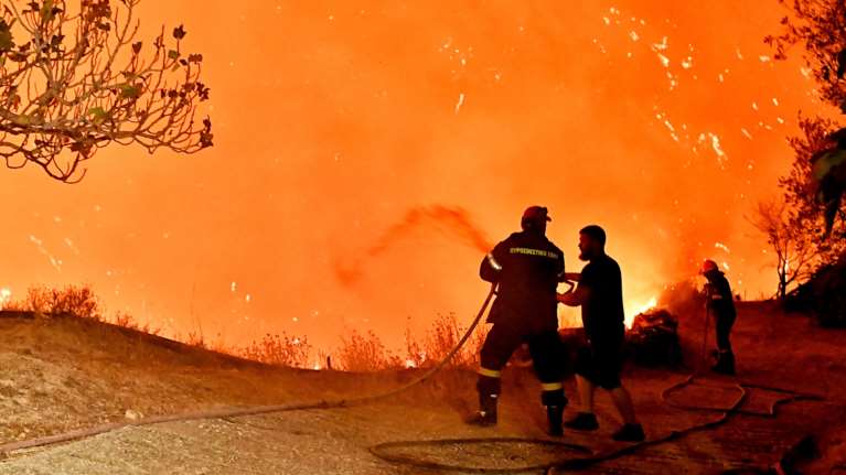 Γιατί ξέφυγε η φωτιά στο Ξυλόκαστρο: Οι δυσκολίες, τα λάθη και οι αδυναμίες που οδήγησαν σε 50.000 καμένα στρέμματα