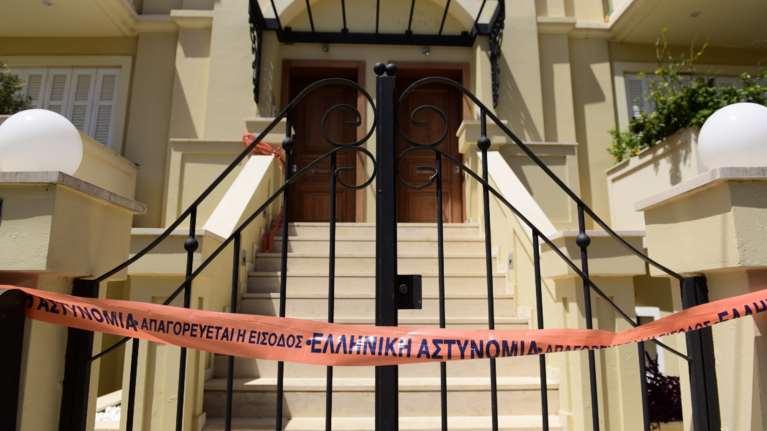 Γλυκά Νερά: Το μυστήριο της σπασμένης πόρτας - Τι είπε ο Αναγνωστόπουλος στον μαραγκό που την έφτιαξε [βίντεο]