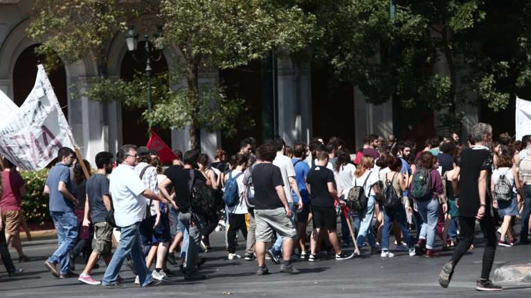 Σήμερα κρίνει το Πρωτοδικείο την τύχη της αυριανής απεργίας: &quot;Στα μαχαίρια&quot; Κεραμέως - ΑΔΕΔΥ - Εξαιρέθηκαν οι καθηγητές