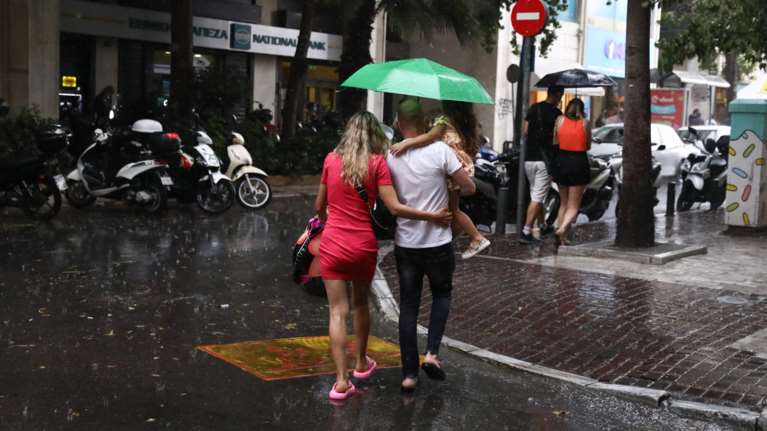 Άστατος καιρός το Σάββατο: Πού θα σημειωθούν βροχές και καταιγίδες