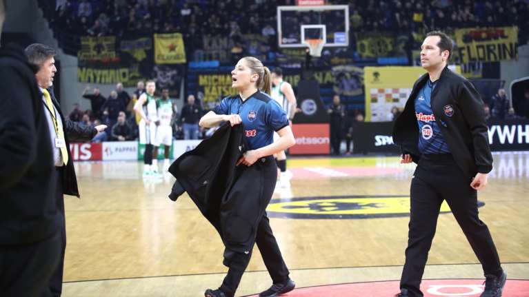 Διακοπή στο ΑΕΚ-Παναθηναϊκός για υβριστικά συνθήματα στη διαιτητή Τσαρούχα [βίντεο]