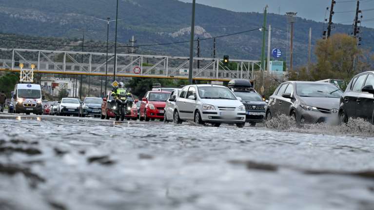 Νέο έκτακτο δελτίο καιρού: Χιόνια, βροχές και θυελλώδεις άνεμοι μέχρι το βράδυ - Ποιες περιοχές είναι στο επίκεντρο