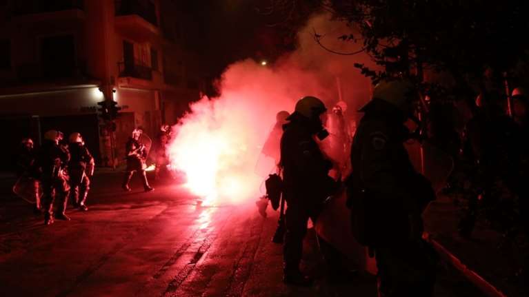 Εξάρχεια: Βροχή από μολότοφ και πέτρες στη διμοιρία ΜΑΤ που βρίσκεται για το Μετρό [Βίντεο]