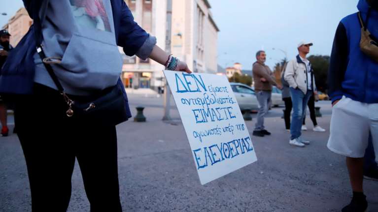 Αδιανόητο: Αντιεμβολιαστές επιτέθηκαν στην αντιπρόεδρο του Πανελλήνιου Ιατρικού Συλλόγου στην Πάτρα