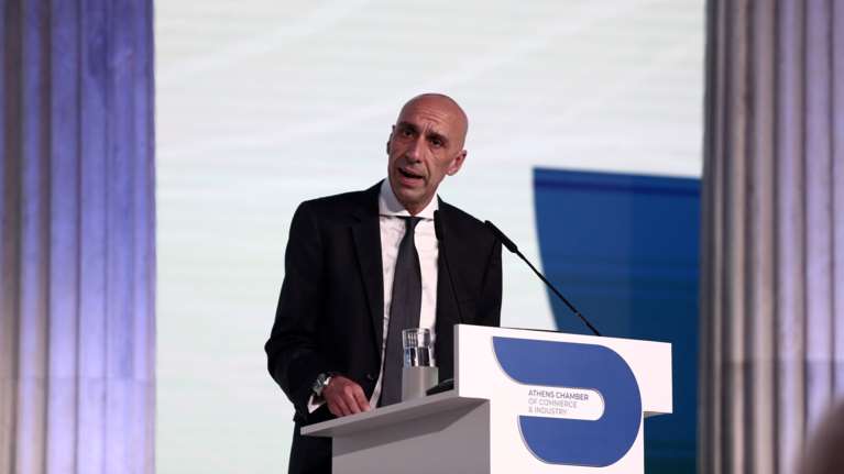 ΣΥΡΙΖΑ κατά Μπρατάκου: "Καθήκοντα γενικού γραμματέα αλλά μισθός, ασυλία και προνόμια υφυπουργού"