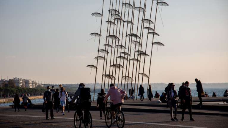 Κορονοϊός: Στο "κόκκινο" η Θεσσαλονίκη με 652 νέα κρούσματα και η Αττική με 588 - Τριψήφιο νούμερο και στη Λάρισα