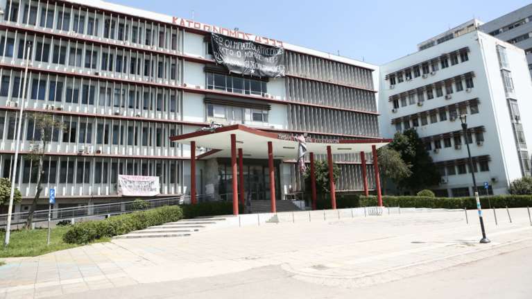 ΑΠΘ: Καταγγελία καθηγήτριας για ομηρία από φοιτητές μέσα στο γραφείο της